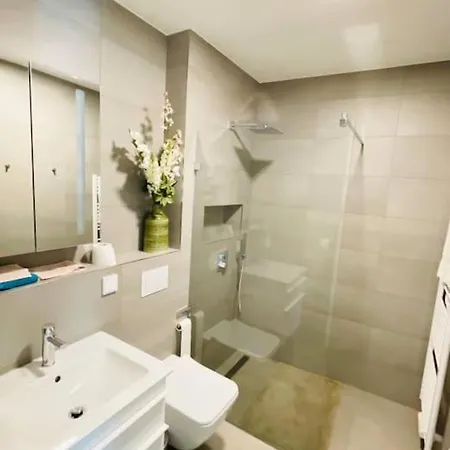 Studio In Belair With Private Balcony